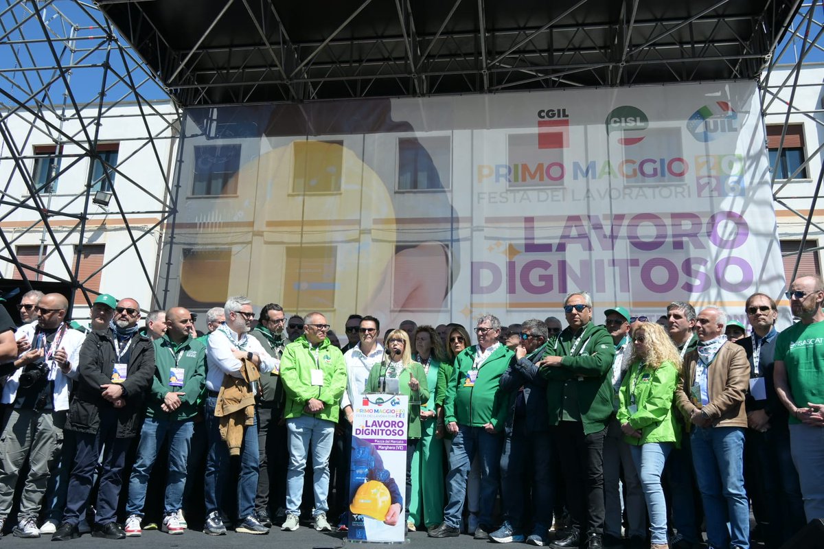 fai_cisl's tweet photo. Buona Festa dei Lavoratori! 
📢 La FAI, con una numerosa delegazione proveniente da tutti i territori, ha reso omaggio alla ricorrenza del Primo Maggio partecipando alla bellissima manifestazione nazionale di Marghera con Cgil Cisl Uil e alle tante iniziative svolte in tutta Italia in nome del “lavoro dignitoso”: per il rilancio della contrattazione, delle nuove tutele, dei nuovi diritti per l’Italia che cambia nell’era dell’intelligenza artificiale.
👉 Antonio Castellucci, reggente nazionale FAI CISL: "Il Primo Maggio è mettere al centro la persona e il lavoro stabile, sicuro e dignitoso, fondato su diritti, formazione, inclusione e giusta retribuzione. Significa affermare che salute e sicurezza sono valori irrinunciabili, da tutelare ogni giorno. Significa rafforzare la contrattazione, il dialogo sociale e la partecipazione, strumenti indispensabili per costruire coesione sociale, sviluppo e nuovi diritti. Il buon lavoro è libertà. La partecipazione è democrazia. La dignità è futuro. Buon Primo Maggio!".
#lavoro #agroalimentare #primomaggo #primomaggio2026 #festadeilavoratori @CastellucciAnto