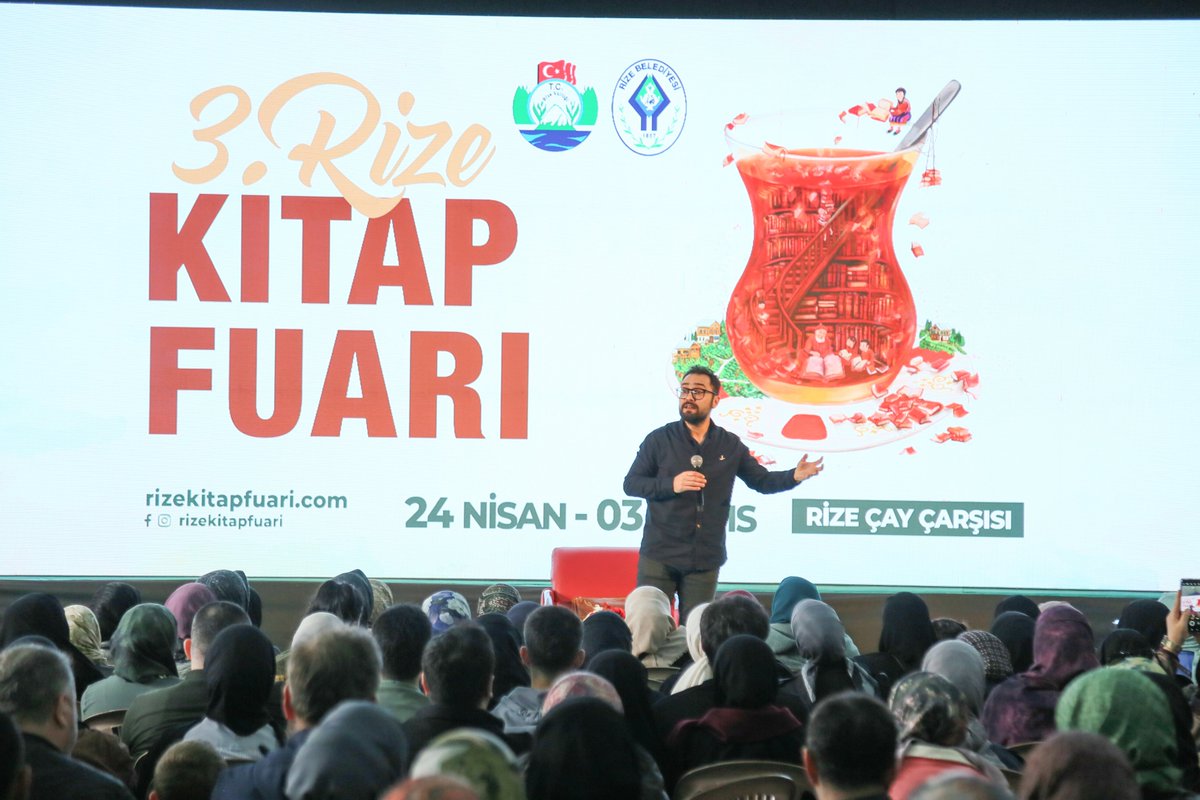 rizebelediye's tweet photo. 📚 Kelimeler Kimliğimizdir: Fatih Duman’dan Anlamlı Söyleşi

Rize Kitap Fuarı kapsamında yazar Fatih Duman, “Kelimeler Kimliğimizdir” konulu söyleşisiyle okurlarla buluştu. Dilin insan kimliği üzerindeki etkisi, kelimelerin anlam dünyamızdaki yeri ve kültürel mirasın aktarımındaki rolü üzerine önemli değerlendirmelerde bulunan Duman, dinleyicilerden büyük ilgi gördü.

Söyleşi boyunca gerçekleşen soru-cevap bölümüyle interaktif ve verimli bir ortam oluştu. Katılımcılar, kelimelerin gücüne dair farkındalık kazandıkları anlamlı bir etkinlik deneyimi yaşadı.

📍 Rize Çay Çarşısı

📅 24 Nisan – 3 Mayıs

Kitapla, fikirle ve yazarlarla buluşmaya devam eden 3. Rize Kitap Fuarı, zengin içerikli etkinlikleriyle ziyaretçilerini ağırlamayı sürdürüyor.