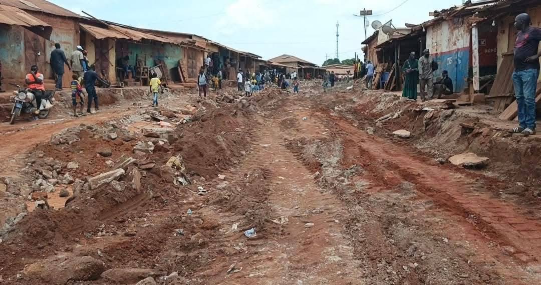 ABOUHUD's tweet photo. Reprofilage de la route Sinko–Foualah et Diassodou. Un projet de 33 km pour renforcer la mobilité des habitants 🥰🥰🥰
#Guinée🇬🇳
#Beyla https://t.co/mi3xhwleO1
