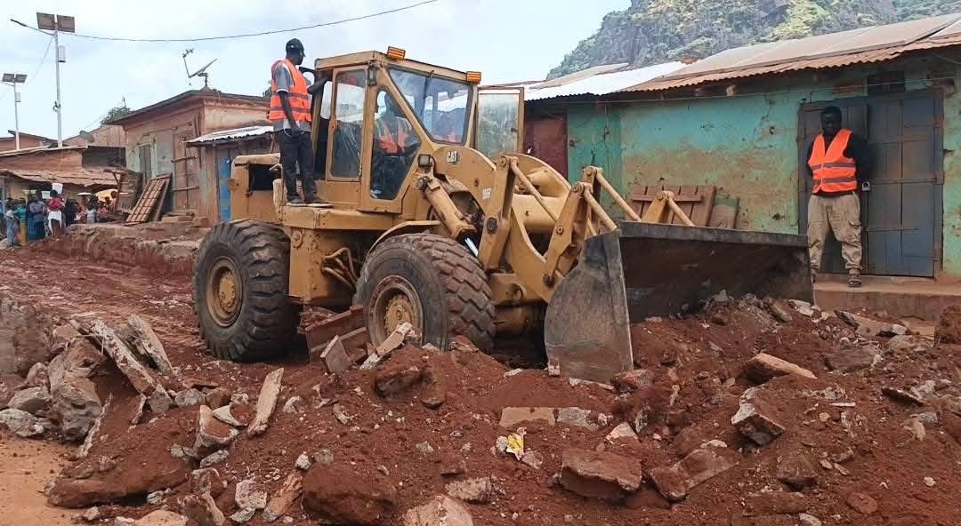 ABOUHUD's tweet photo. Reprofilage de la route Sinko–Foualah et Diassodou. Un projet de 33 km pour renforcer la mobilité des habitants 🥰🥰🥰
#Guinée🇬🇳
#Beyla https://t.co/mi3xhwleO1