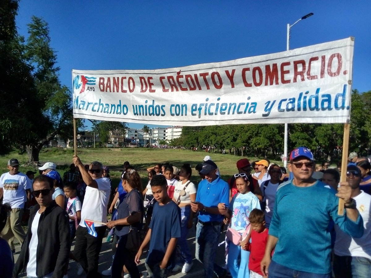 🇨🇺 Con entusiasmo desfila por la gran Plaza de la Revolución Mariana Grajales Coello el bastión de los #BancariosCubanos del #BandecGuantánamo. 🇨🇺

#LaPatriaSeDefiende