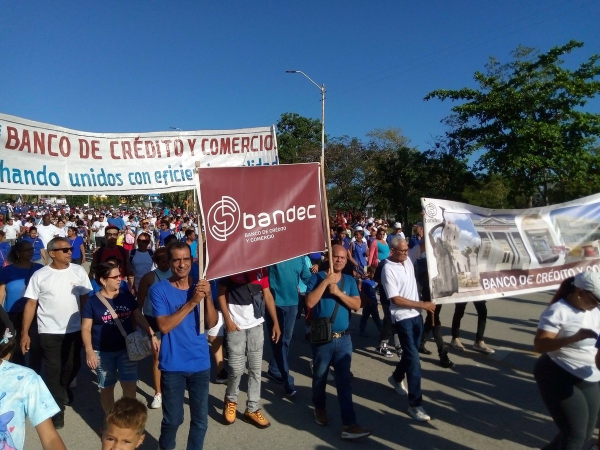 🇨🇺 Con entusiasmo desfila por la gran Plaza de la Revolución Mariana Grajales Coello el bastión de los #BancariosCubanos del #BandecGuantánamo. 

#LaPatriaSeDefiende🇨🇺
