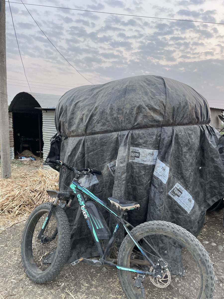 PetadBala's tweet image. लय दिवस झाले धुळ खात पडून होती,आज रानात चक्कर मारून आलोय…!🍃🚲

#VillageVibes #GoldenHour ✨