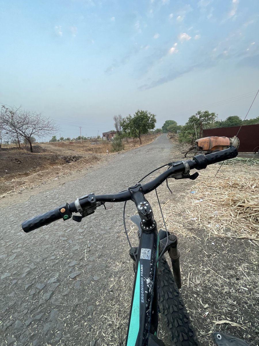 PetadBala's tweet image. लय दिवस झाले धुळ खात पडून होती,आज रानात चक्कर मारून आलोय…!🍃🚲

#VillageVibes #GoldenHour ✨