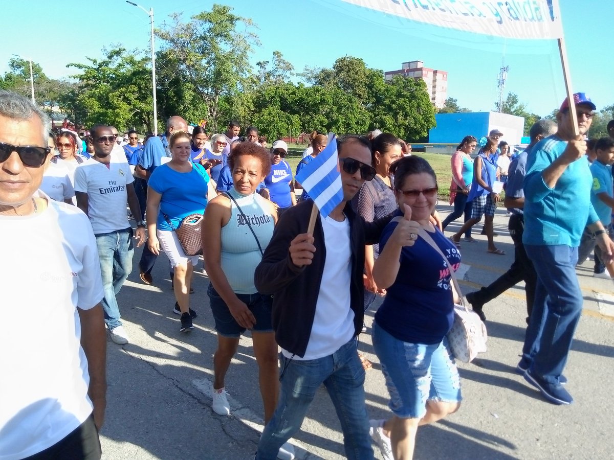 🇨🇺 #Con entusiasmo desfila por la gran Plaza de la Revolución Mariana Grajales Coello el bastión de los #BancariosCubanos del #BandecGuantánamo. 🇨🇺

#LaPatriaSeDefiende