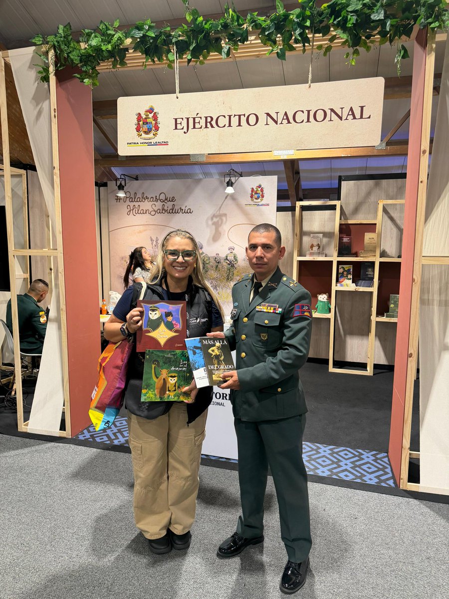 emisoraejercito's tweet photo. Ayer la Fundación Héroes de la Nación nos acompañó en la emisora del Ejército para hablar de sus 16 escritores en FILBO 2026. Historias de memoria, honor y país. Visítalos en el stand 332, pabellón 8, piso 1, Corferias.
#EjércitoEnLaFilbo https://t.co/7JLSMnllIe