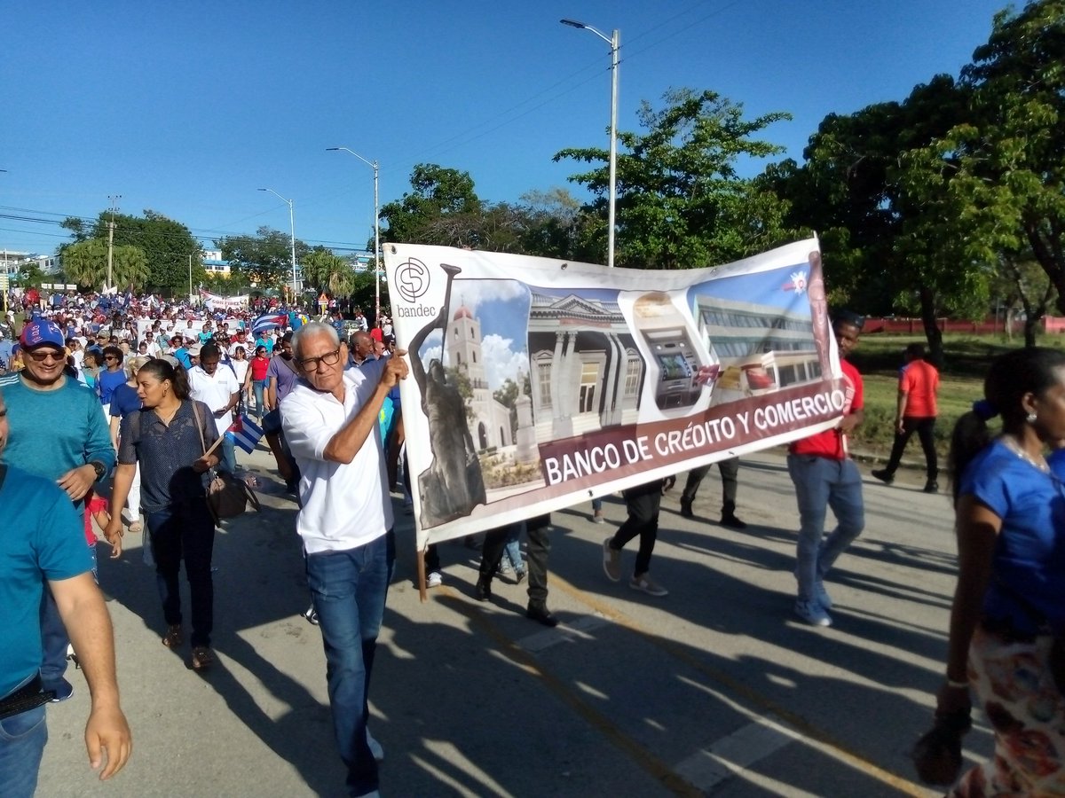 🇨🇺 #Con entusiasmo desfila por la gran Plaza de la Revolución Mariana Grajales Coello el bastión de los #BancariosCubanos del #BandecGuantánamo. 

#LaPatriaSeDefiende 🇨🇺