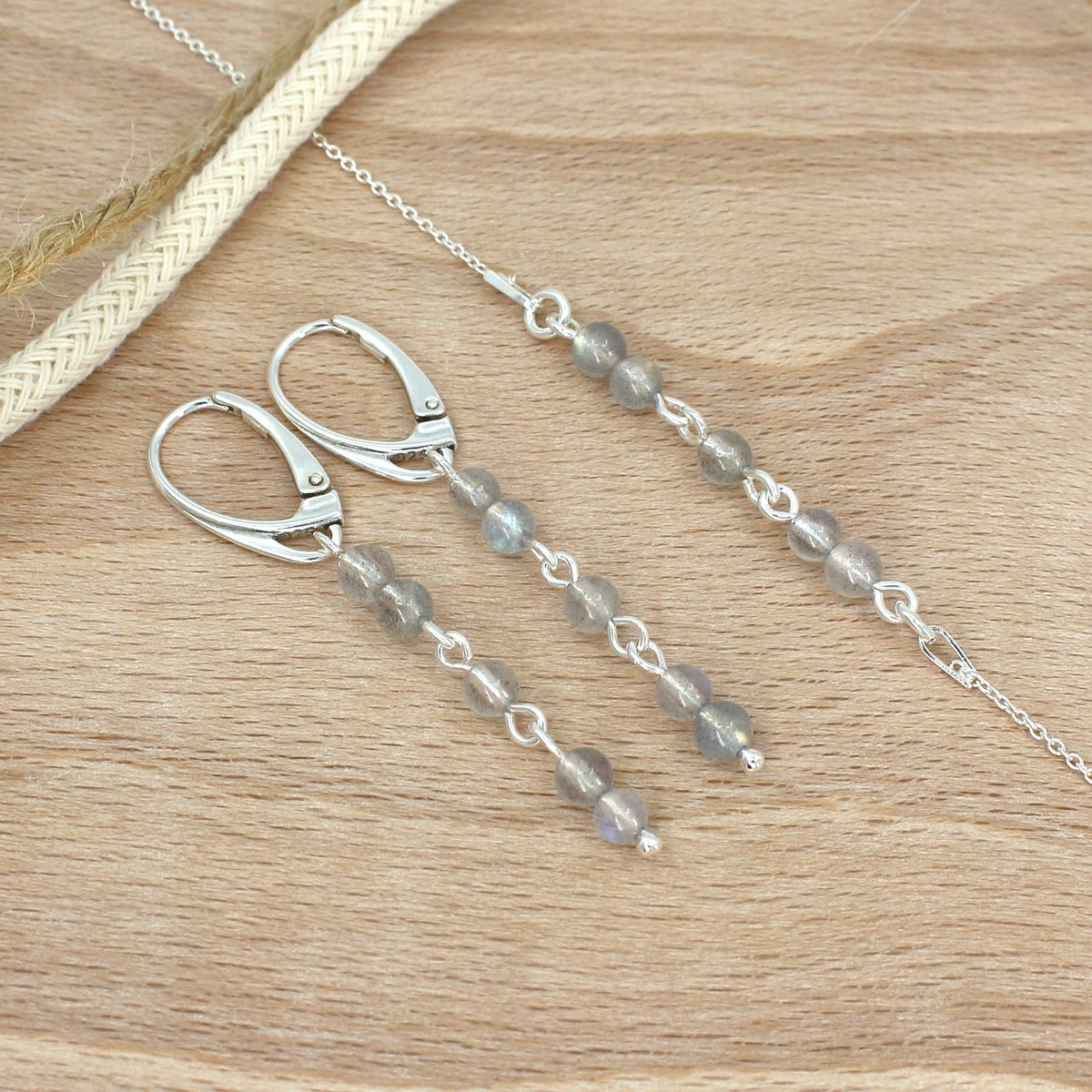 ARLIZI's tweet photo. Geniet van het weekend en de 🌞 Elegant setje met lichtgrijze labradoriet kraaltjes, handgemaakt met sterling zilver. Labradoriet is een edelsteen met een mooi kleureffect.
#arlizi #labradoriet #natuursteen #handgemaakt #sieraden #sterlingzilver #zomer2026 https://t.co/r1GQsrJJSx