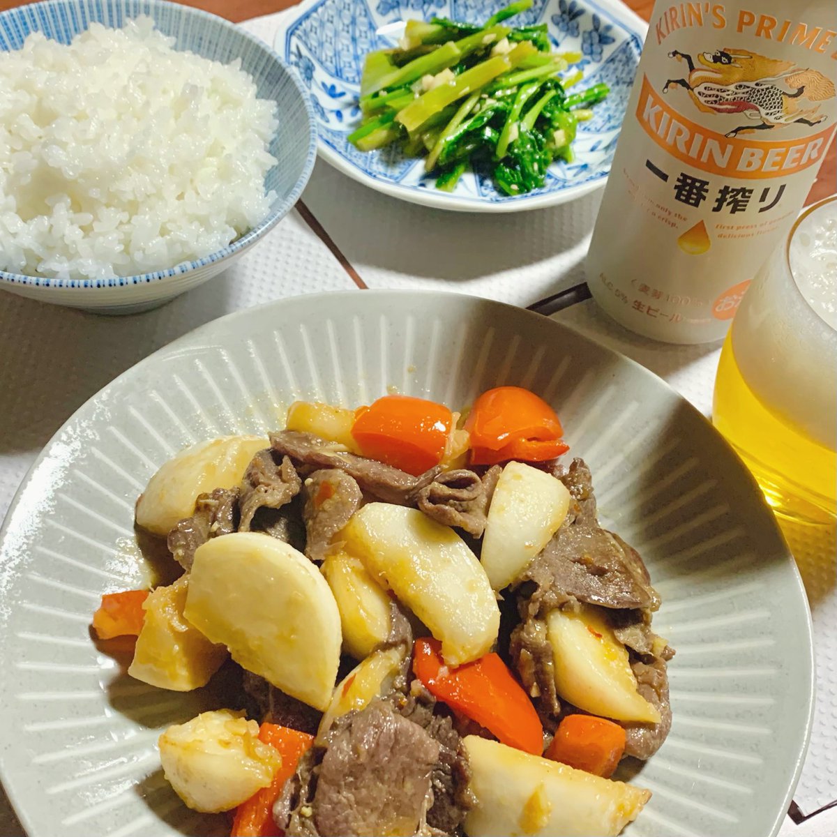 spling_se7874's tweet photo. かぶは葉・茎・身と全て美味しいし葉っぱと茎はナムルやおひたし・炒めものなどでも美味しいですねー　牛肉とかぶのオイスター味噌炒めとカブの葉のにんにく醤油炒め そして一番搾り🍻の切り抜きです　#おうちごはん　#料理日記　#自炊記録　#乾杯メニュー　#晩酌メニュー　#晩ごはん https://t.co/pVXnqw5wJA