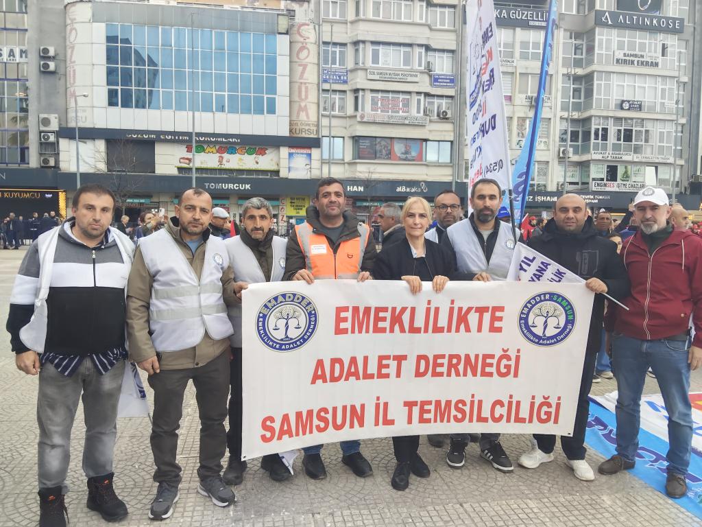 1 Mayıs Emek ve Dayanışma Günü’nde alanlarda Emeklilikte Adalet Derneği (EMADDER) üyeleriyle bir araya geldik.

Emeğin, dayanışmanın ve hak arama mücadelesinin yükseldiği bu anlamlı günde; emeklilikte adalet talebini dile getiren, alın terinin hakkı için mücadele eden tüm