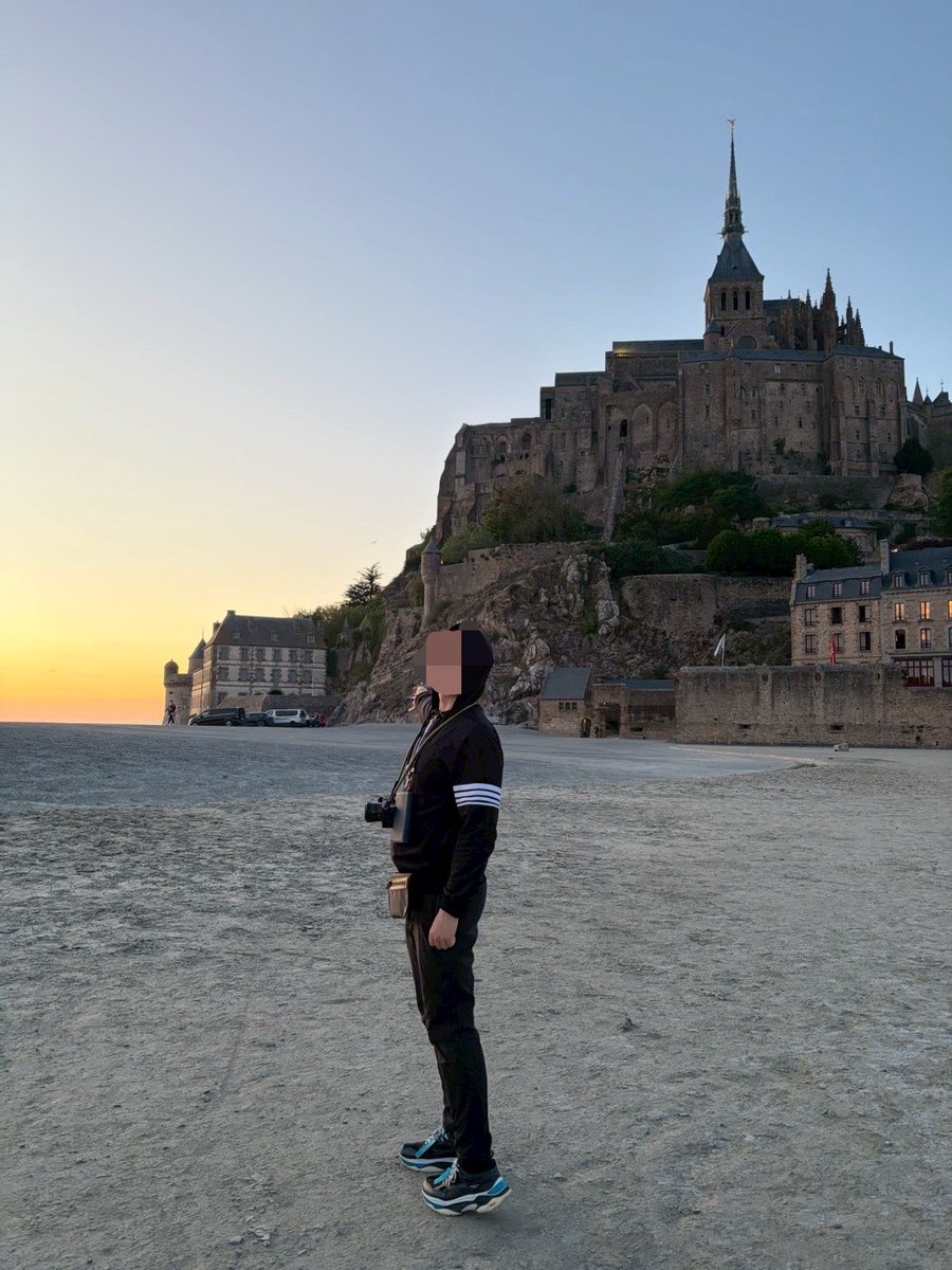 anotheryanagi's tweet photo. #福山屋 グッズを纏いフランスの名所を巡っています🇫🇷
#ライトウェイトジップフーディ　#BROS1991 
#エコバッグは速乾性あって大活躍 https://t.co/iPj7GqNfU8