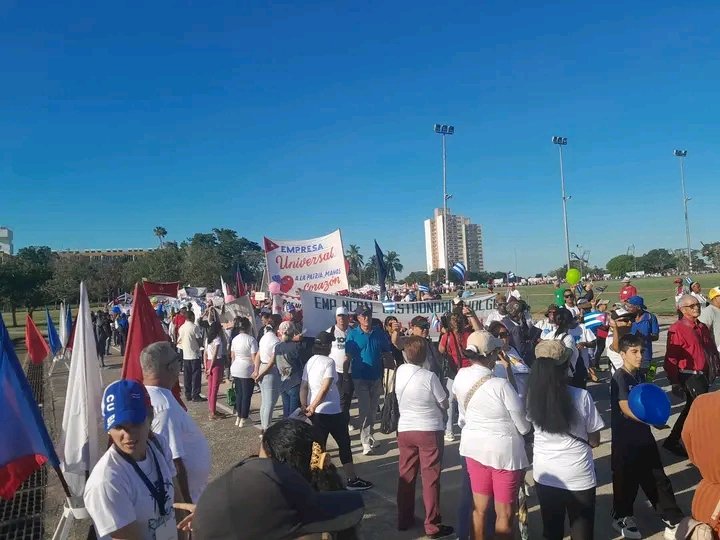 ahoracu's tweet photo. 🇨🇺 Con #HonorHolguinero unos 300 mil compatriotas acudieron a la cita en #Holguin  porque #LaPatriaSeDefiende https://t.co/UgWvscM3Fn