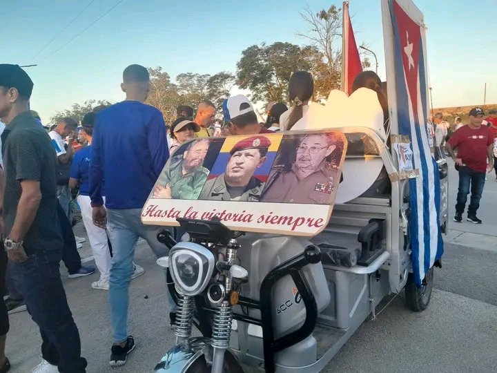 ahoracu's tweet photo. 🇨🇺 Con #HonorHolguinero unos 300 mil compatriotas acudieron a la cita en #Holguin  porque #LaPatriaSeDefiende https://t.co/UgWvscM3Fn