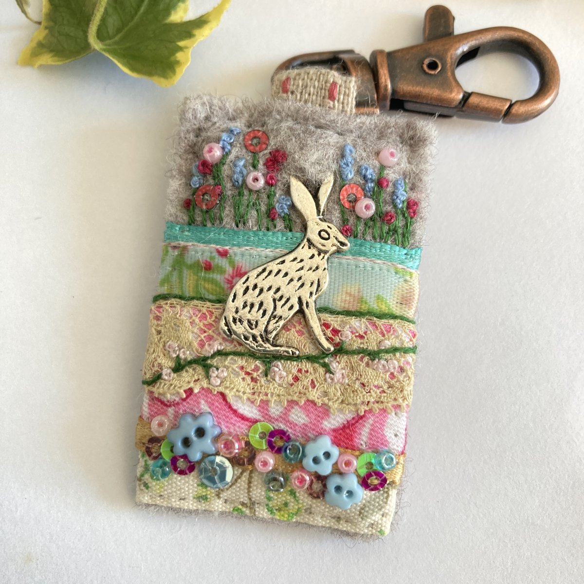 elliestreasures's tweet image. A beautiful accessory to add colour and charm - this pretty hare themed clip-on is ideal for adding a touch of decoration to bags, keys and spiral-bound notebook journals. 
Hand sewn in pretty springtime colours.
elliestreasures.square.site/product/hare-c…

#shopindie #giftideas #nature