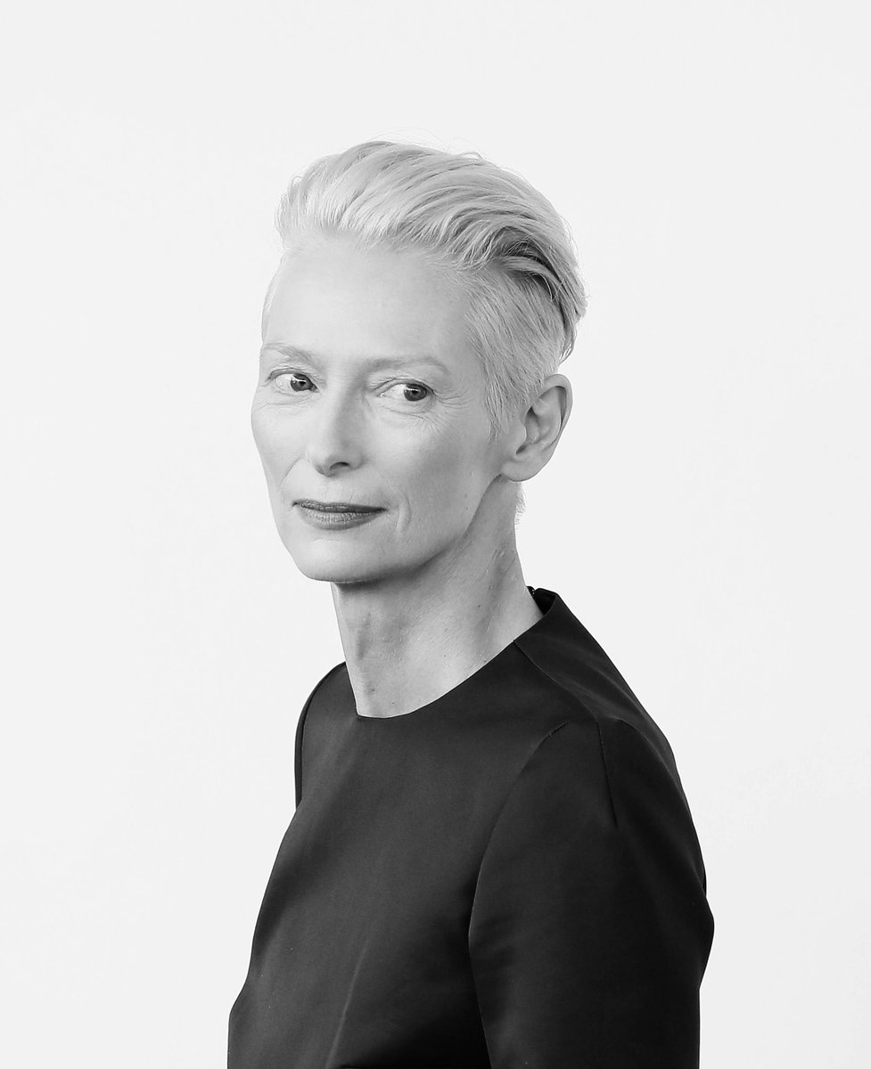 Parlons_cinema's tweet image. Membre  du Jury de @Festival_Cannes en 2004, Tilda Swinton " passe avec aisance de l’art et essai expérimental aux productions hollywoodiennes", avec un rôle inoubliable dans #snowpiercer 

Table ronde en sa présence  le jeudi 21 mai.

#tildaswinton
🚞

© JB Lacroix/FilmMagic