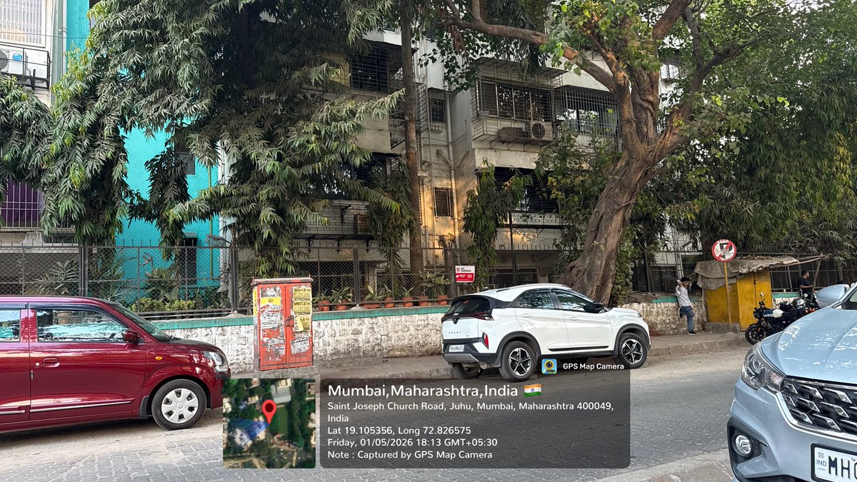 jayymishraa's tweet photo. No traffic police can be see today and stopping people to park on the road .
Both the side of the road the cars are parked creating a traffic @Juhu_PS 
@MTPHereToHelp https://t.co/mfDi97IbjE