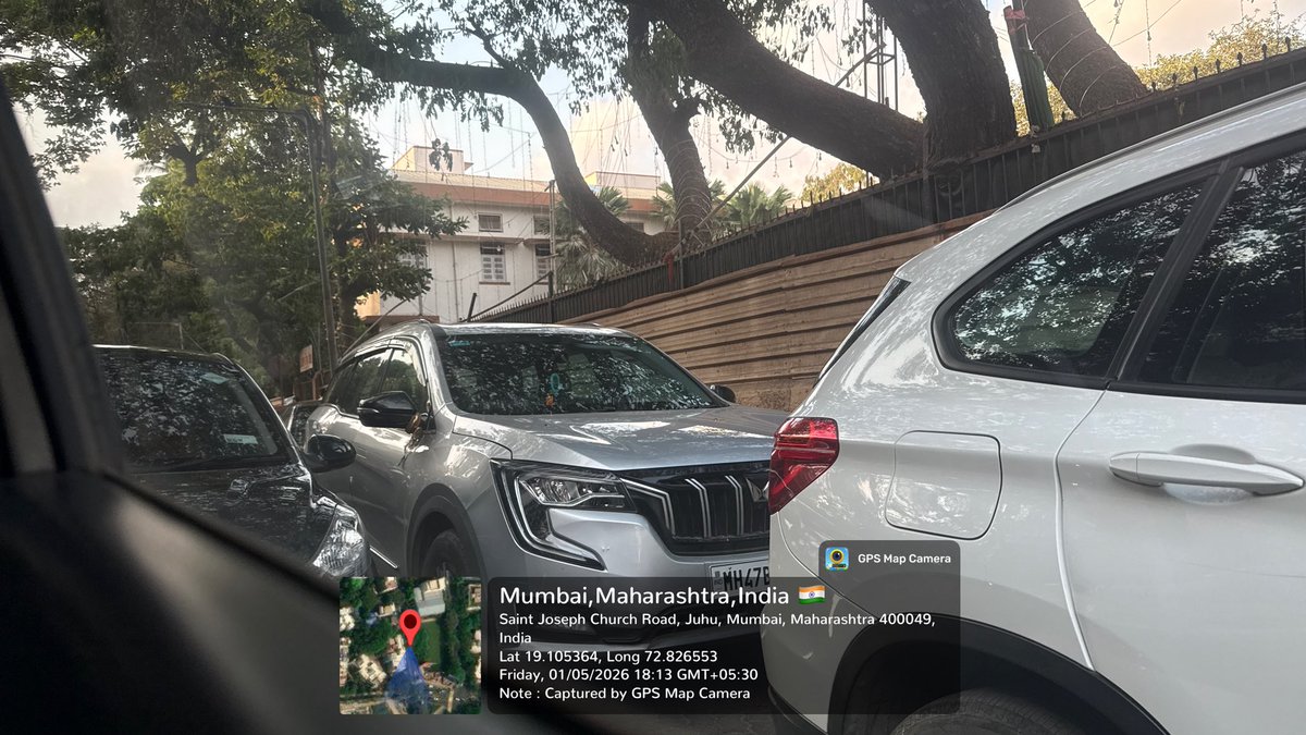 jayymishraa's tweet photo. No traffic police can be see today and stopping people to park on the road .
Both the side of the road the cars are parked creating a traffic @Juhu_PS 
@MTPHereToHelp https://t.co/mfDi97IbjE