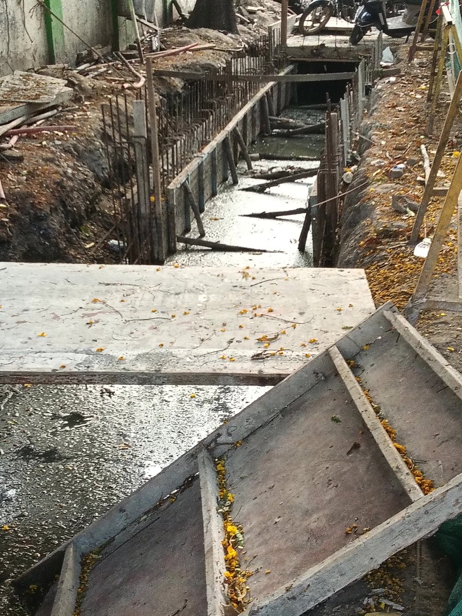 idhayakani's tweet photo. @chennaicorp @dinamalarweb @Ramesh79922265 they are filling concrete with sewage water in there and work stopped in middle again. This practise still not changed even after 5 years. https://t.co/I7CGdyVETz