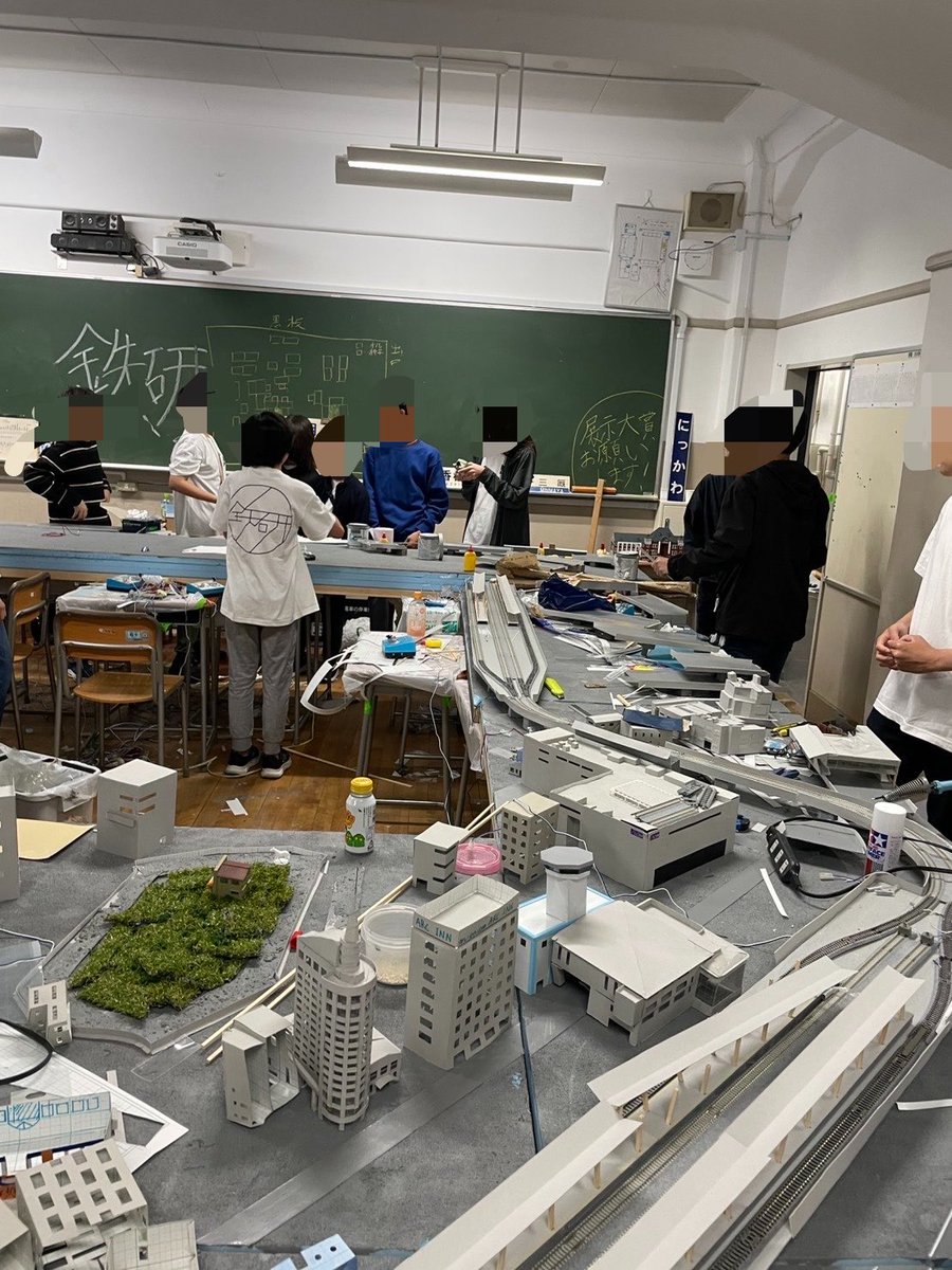 文化祭1日目が終了しました！今日は配線関連のトラブルが多発した影響で、模型が走っている姿を充分にご覧になっていただくことができませんでした。しかし今日の展示終了後に全体を改善しましたので、明日は今日よりもより良い展示をご覧いただけます。是非明日もお越し下さい！