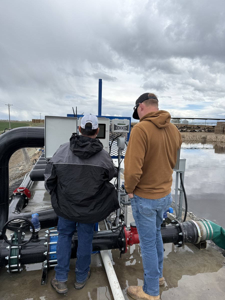 NetafimUSA's tweet photo. First-ever manure pivot project in Idaho. Featuring AlphaApollo™ and digital farming with GrowSphere™ plus a patented manure blending solution to support precision nutrient application. With Aqua Irrigation and J3 Dairy. #NetafimNorthAmerica #GrowMoreWithLess https://t.co/EvDQGyglfe