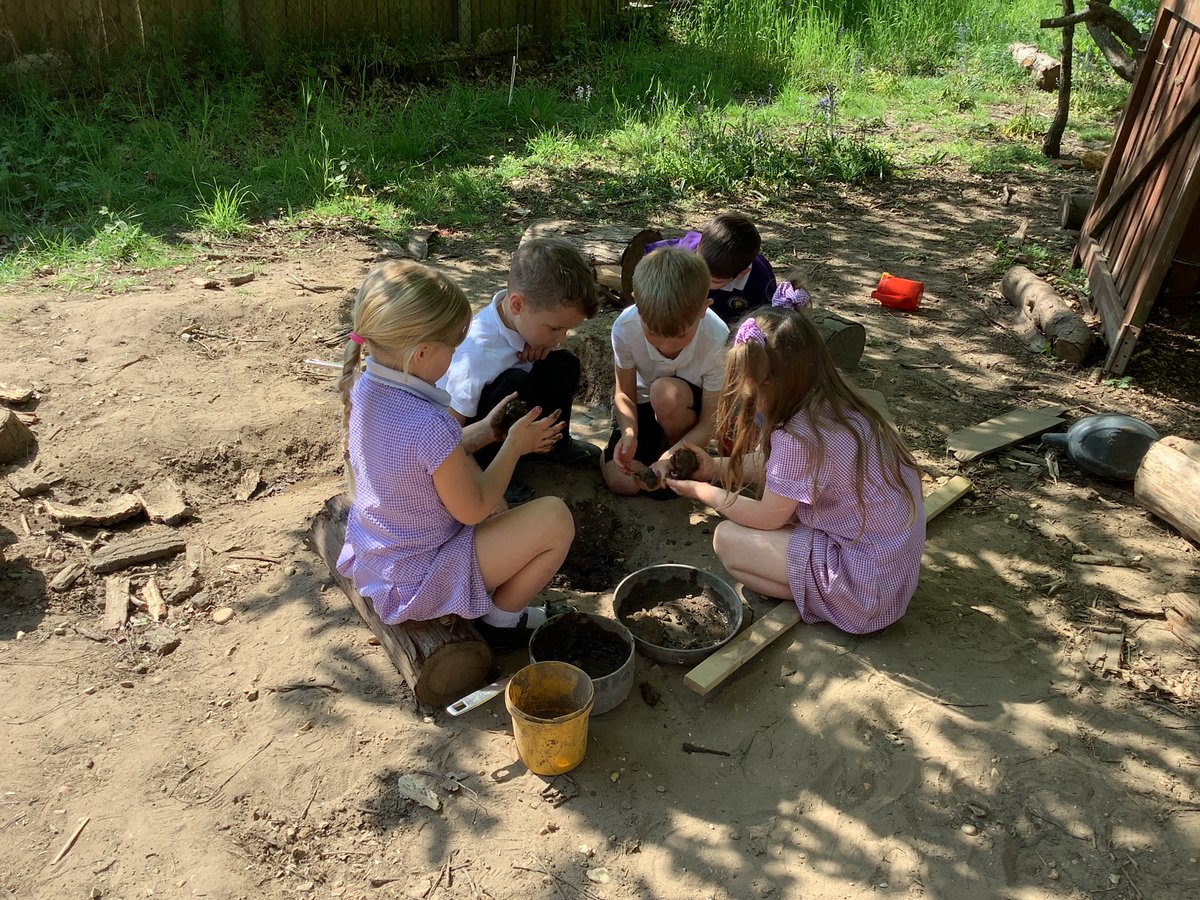 CranfordParkCE's tweet image. Linked to their #science topic about plants, #Year1 went around our forest school identifying some of the plants on our site. There was also time to enjoy the glorious spring weather!

#forestschool #natureexplorers