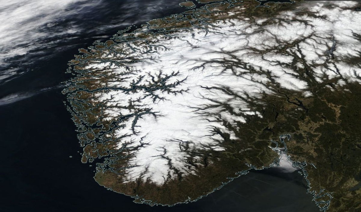 Alpenweerman's tweet photo. De besneeuwde bergen in het zuiden van Noorwegen vanmiddag gezien vanuit de ruimte #NasaWorldview . Hier (in het midden) bevindt zich o.a. het Noors Nationaal Park #Hardangervidda het grootste bergplateau van Noord-Europa omhelst door de graafschappen van #Buskerud, #Telemark en #Hordaland