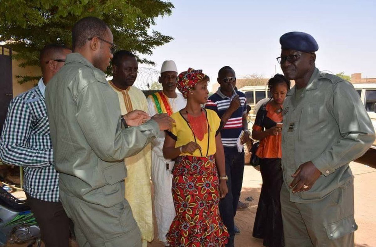 DarajaHaidara's tweet image. [ Devoir de mémoire ] GAO - 2017

À bord d’un cargo militaire, une première expérience, j’ai quittée Bamako pour Gao afin de rendre une visite de courtoisie et de compassion à nos FAMA dans la région de Gao. 

2/4

#dh