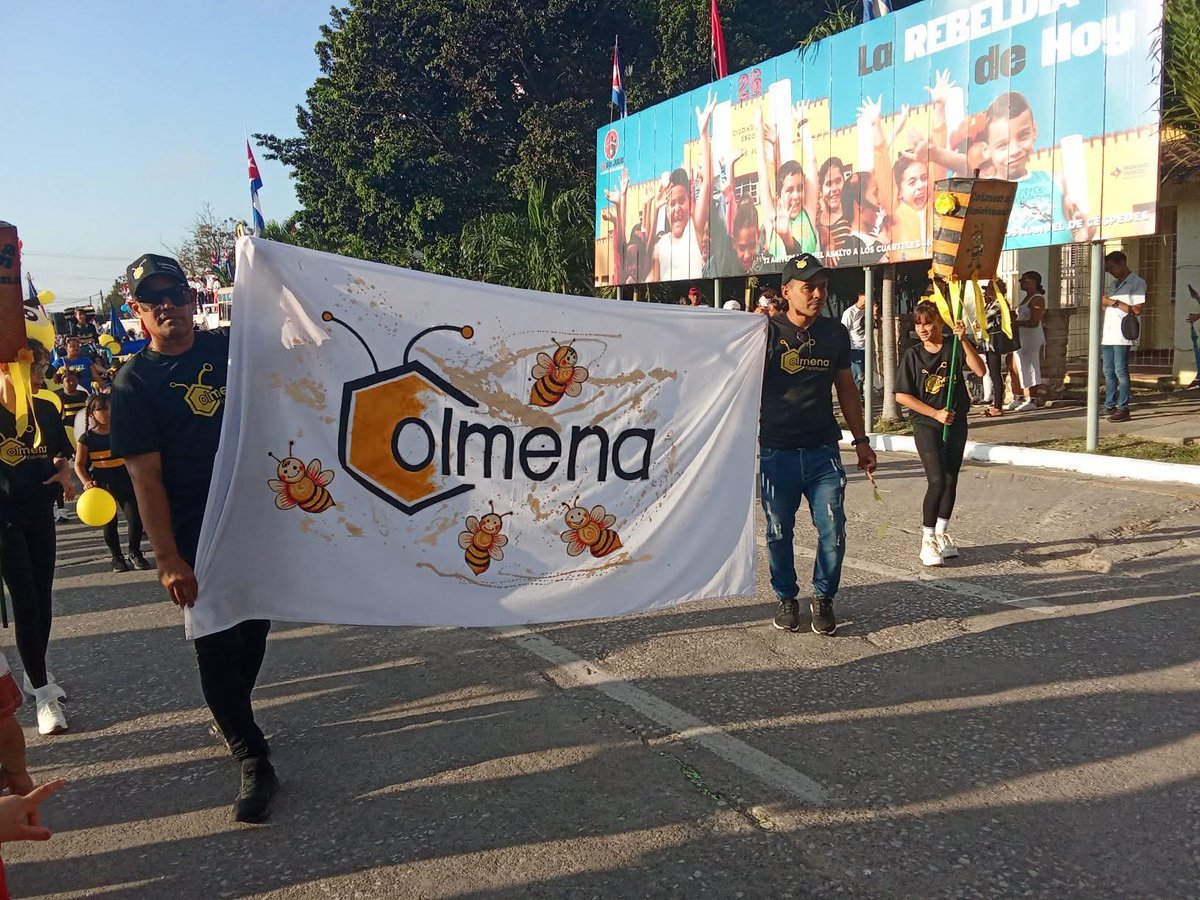 cpcc_sspiritus's tweet photo. Pasando por la Plaza Mayor se estremece todo. ❤️‍🔥🏛️
Ver esta marea de pueblo unido, las banderas ondeando, las consignas que retumban: "¡Unidad, firmeza y victoria!", "¡Manos y corazón para la Patria!".
¡Felicidades a nuestro colectivo querido! 🎭🌿
#LaPatriaSeDefiende https://t.co/pOWU9BcC7C