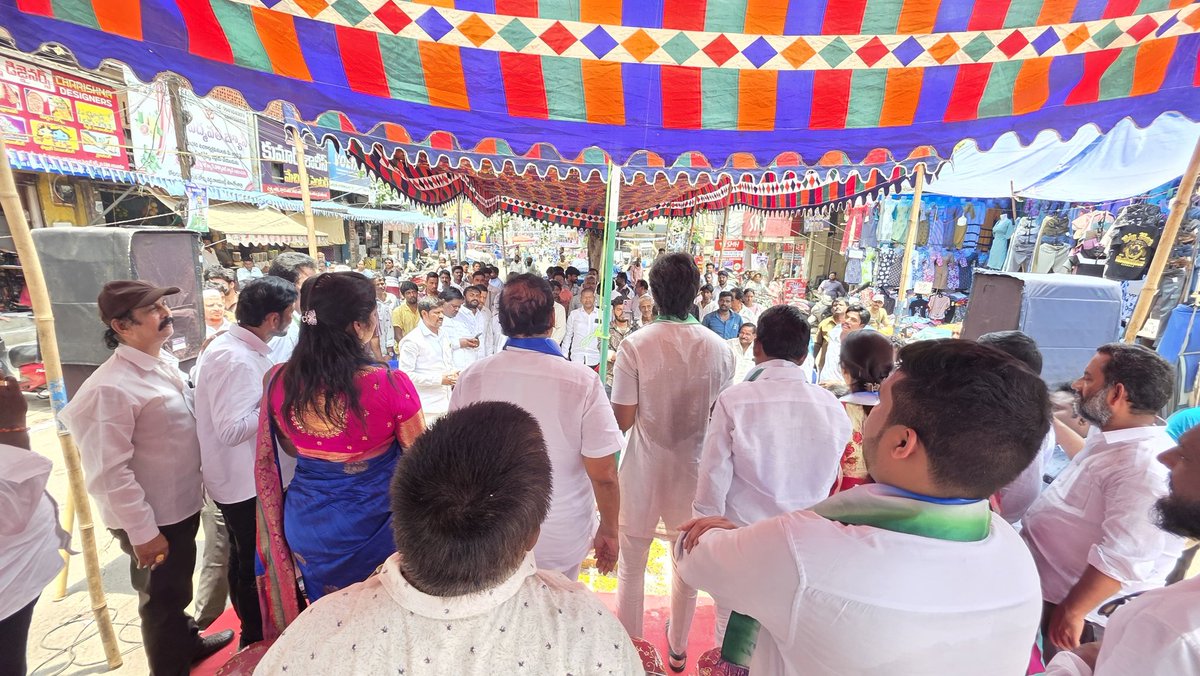 కూటమి ప్రభుత్వంలో మాటలు తప్ప చేతలు లేవు

-నలభై ఏళ్ళ అనుభవం, సూపర్ సిక్స్ అన్నారు .. ఏంచేసారు

-ఈ ఎస్ ఐ హాస్పిటల్ 100పడకల హాస్పిటల్ గా చేసిన ఘనత వైసీపీదే

-శ్రామిక భవన్ విషయంలో స్థానిక ప్రజాప్రతినిధి చేసిందేంటి?

-మేడే వేడుకల్లో మాజీ ఎంపీ భరత్ 

 రాజమహేంద్రవరం, మే 1: కూటమి