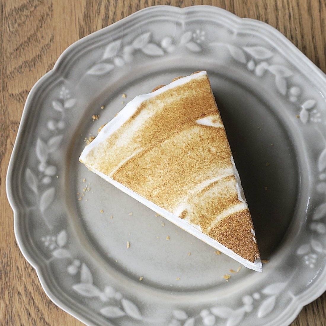 lemonono_'s tweet photo. DEAN &amp; DELUCA／レモンメレンゲパイ
ふわふわで少しもちっ。弾力もあるメレンゲ。レモンクリームはとろとろ。酸味強め。メレンゲと一緒に食べても酸味。パイ生地は香ばしく背中に近づくほどパリサク。レモンクリームと接する面に極薄ホワイトチョコレート。パリサクキープのひと手間ですね。季節限定。 https://t.co/KhPRPvMpn6