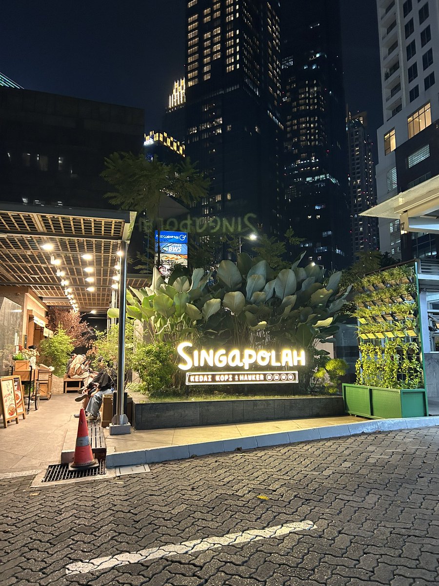 makeitbaddd's tweet photo. Strolling around Jakarta ✨ https://t.co/ibI1vPFUJU