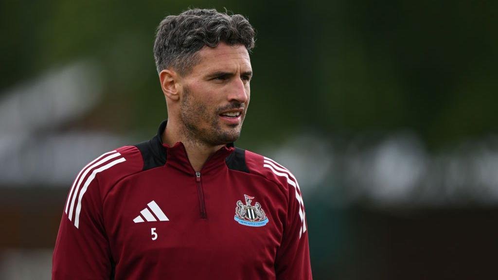 Magpie24_7's tweet image. 🇨🇭 NO decision has been made yet about the future of Fabian Schär, according to Eddie Howe in his press conference today. 

What would you do? Extend his deal or allow him to leave on a free this summer? 

#NUFC #NUFCNews #Newcastle #EPL