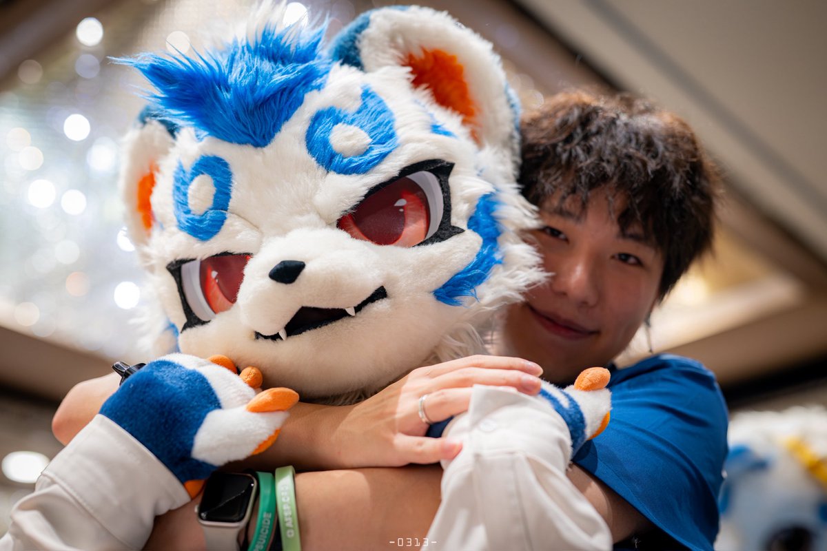 TailFox_Simon's tweet photo. 和可爱又帅气的三途川小老虎合照！

（假装自己在兽展.jpg） https://t.co/4kPibp739c