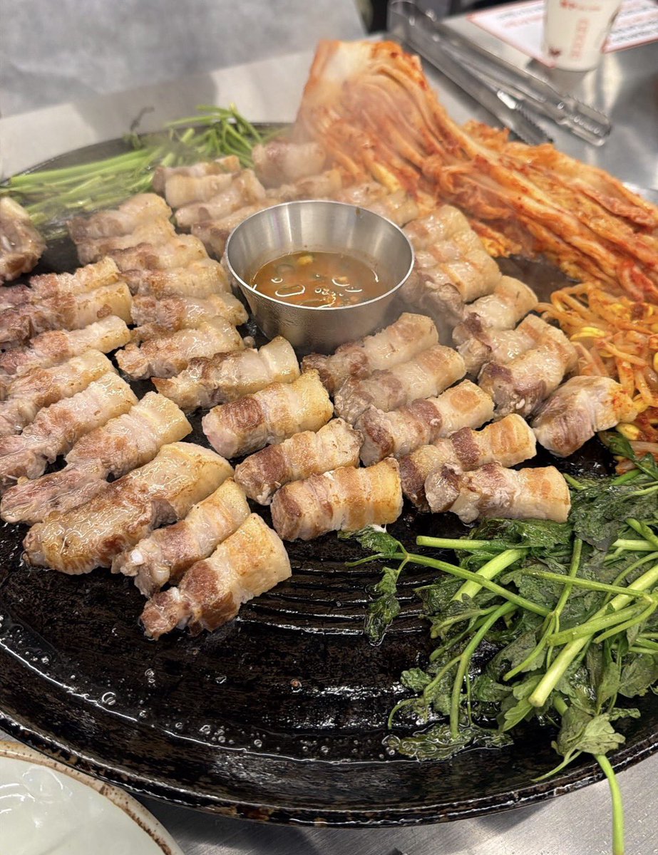 퓨 tweet media