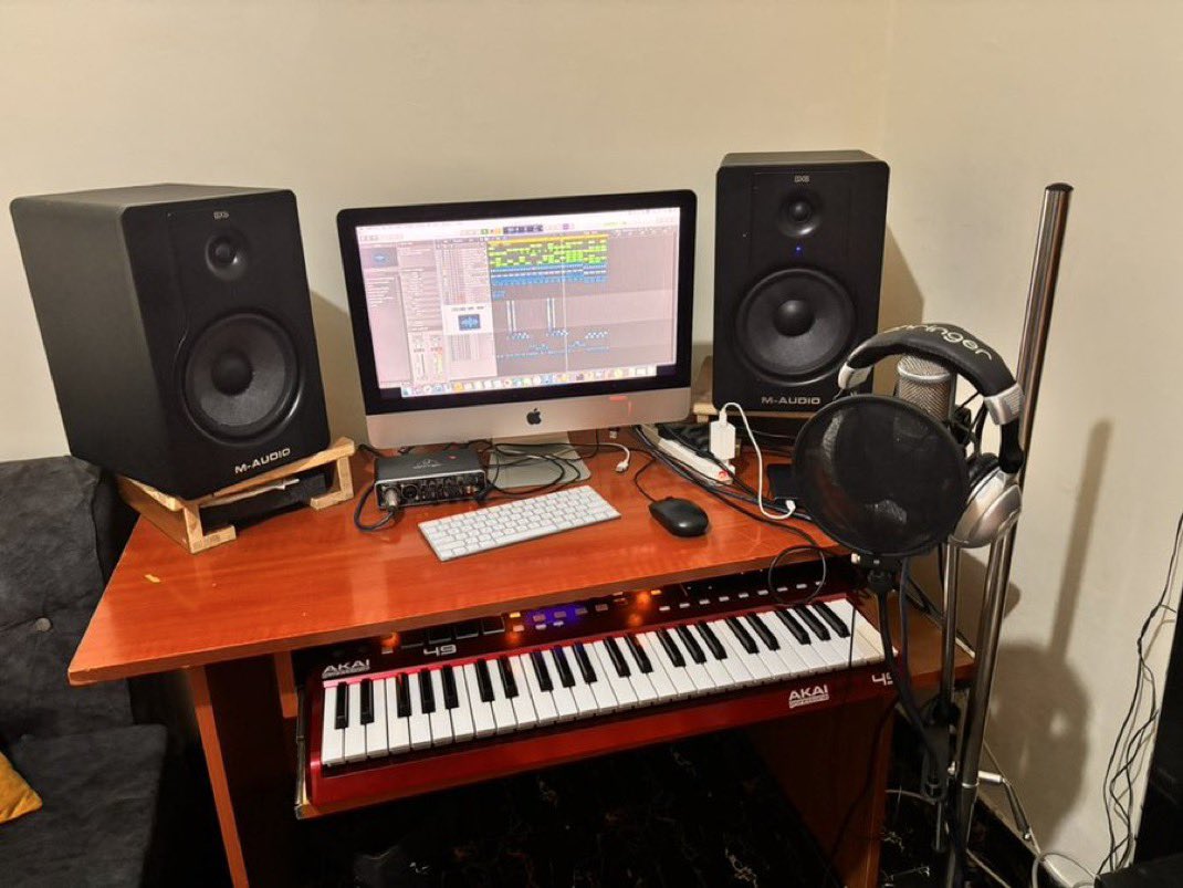 kilundeezy's tweet photo. Waah umaskini ni mbaya my guy.During covid nilifutwa kazi i decided to to simp pale kwa dm ya Rais .asidhani ata alisoma .Anyway nilijituma and first 100k i got i bought studio equipments. https://t.co/zTMHDmwDb8