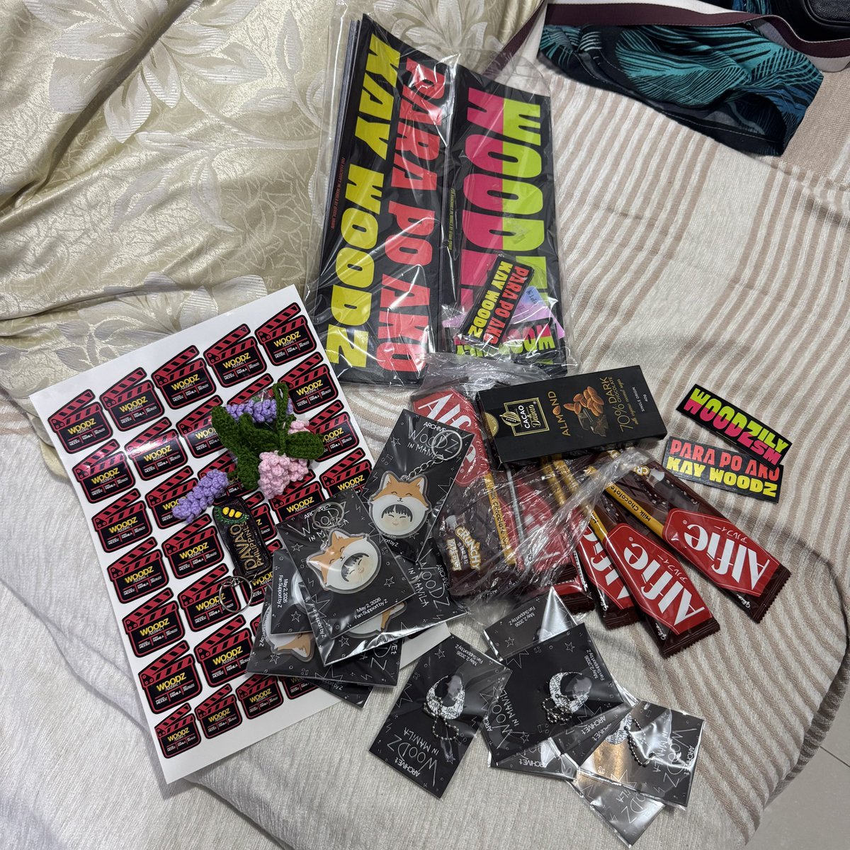 Sharzlei21's tweet photo. Nagiistart na magbigayan ng freebies kasi late ako dadating HAHAHAH

Thank you po 😂
@dda_dnwm @aouiemariiiee @xyzeee0619 @iridescentwoodz @wdzyngk @woodzunshine @kwengtothely 

Sabi ko senyo A4 sheet na ibibigay kong sticker eh. https://t.co/hXIPe46vYn