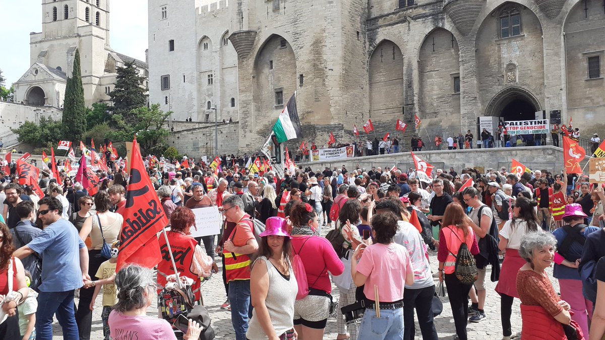 LISATUE's tweet photo. Le #1mai, jour du #muguet, ms surtout des travailleurs du monde entier, et de manif.

Beaucoup de monde pour celle d'Avignon, la jeunesse était présente autant que les anciens, les actifs et non actifs, les féministes, les antifascistes. La lutte est tjs là ✊ https://t.co/iKjKarHOLO