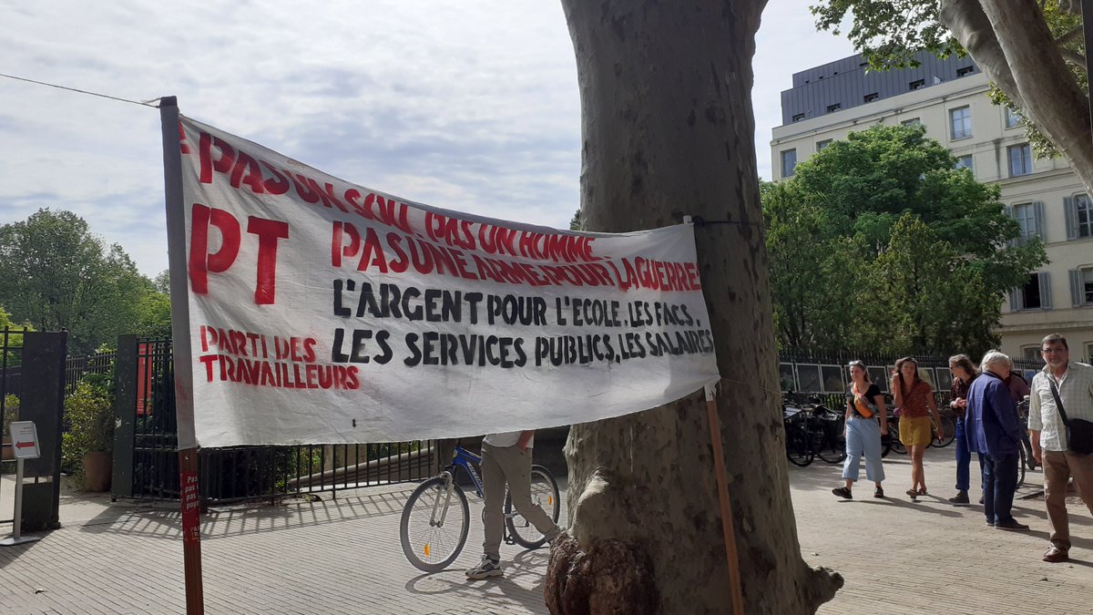 LISATUE's tweet photo. Le #1mai, jour du #muguet, ms surtout des travailleurs du monde entier, et de manif.

Beaucoup de monde pour celle d'Avignon, la jeunesse était présente autant que les anciens, les actifs et non actifs, les féministes, les antifascistes. La lutte est tjs là ✊ https://t.co/iKjKarHOLO