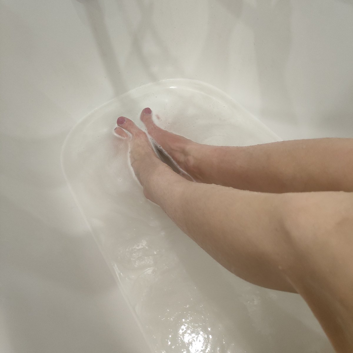 AnetRaspberry's tweet photo. Fresh out of the shower… my long size 41 soles playing in the foam 💦
183 cm tall giantess relaxing in the tub…
They look so soft and shiny when wet 😌👣
Would you join me?
#GiantessShower #WetSoles #BigFeet #Size41 #WetFeet #TallGiantess #feet #LongSoles #FeetTease #RaspberryGiantess