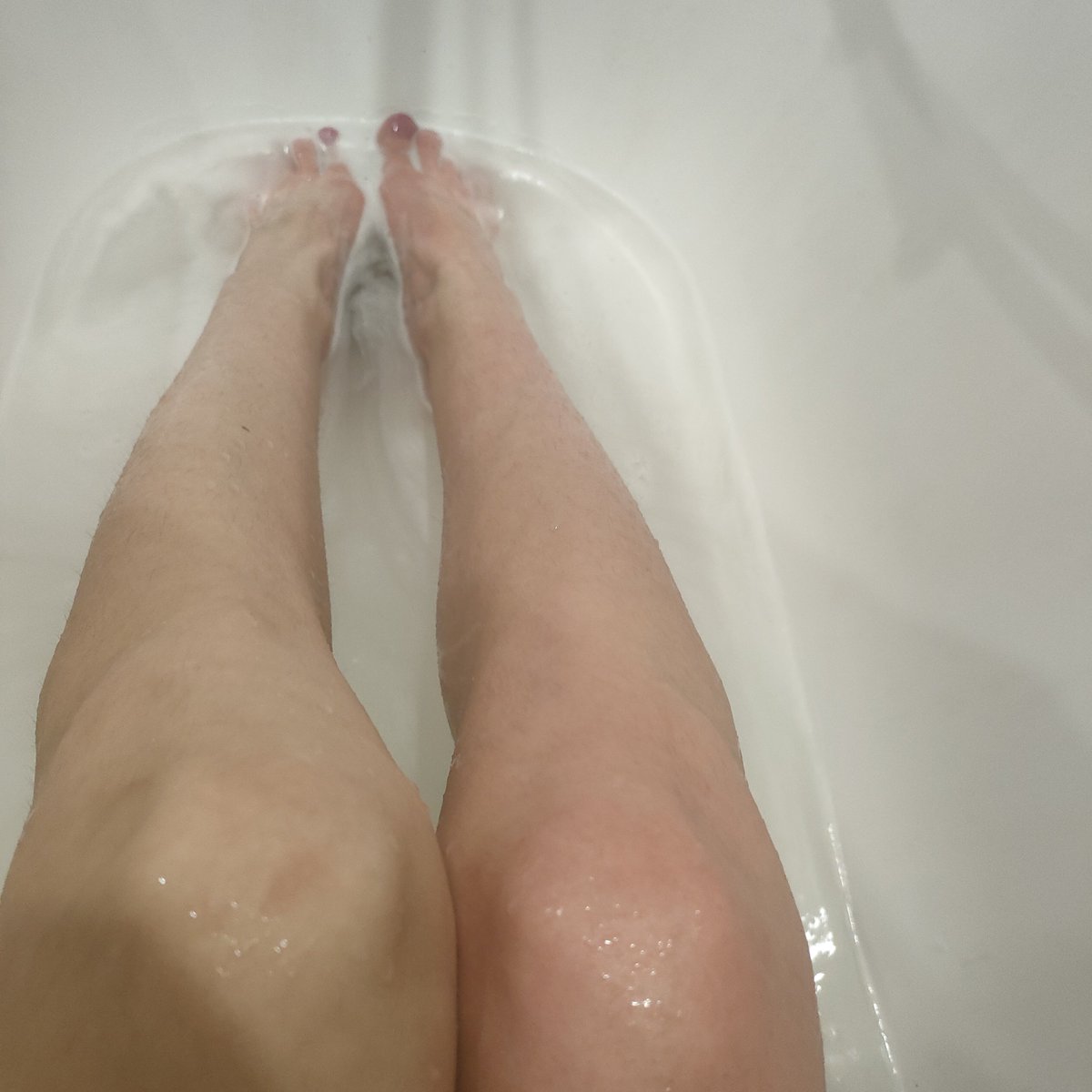 AnetRaspberry's tweet photo. Fresh out of the shower… my long size 41 soles playing in the foam 💦
183 cm tall giantess relaxing in the tub…
They look so soft and shiny when wet 😌👣
Would you join me?
#GiantessShower #WetSoles #BigFeet #Size41 #WetFeet #TallGiantess #feet #LongSoles #FeetTease #RaspberryGiantess