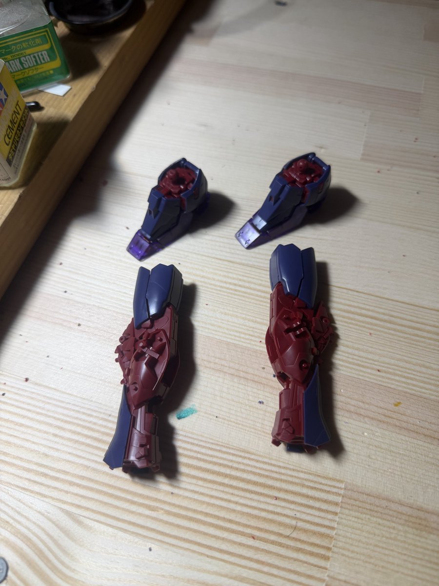 dangaiou's tweet photo. 今日のガンプラ制作！
両脚がここまで完成させて今日は終了です🫡
余談ですがガエリオとヒイロの身長比較🤔
ヒイロお前、そんなに身長低かったのか😥
ガエリオの身長が高いのかな😓
#ガンプラ
#MGウィングガンダムゼロEW
#ガンプラ大好き https://t.co/9HlIqlL5Lb