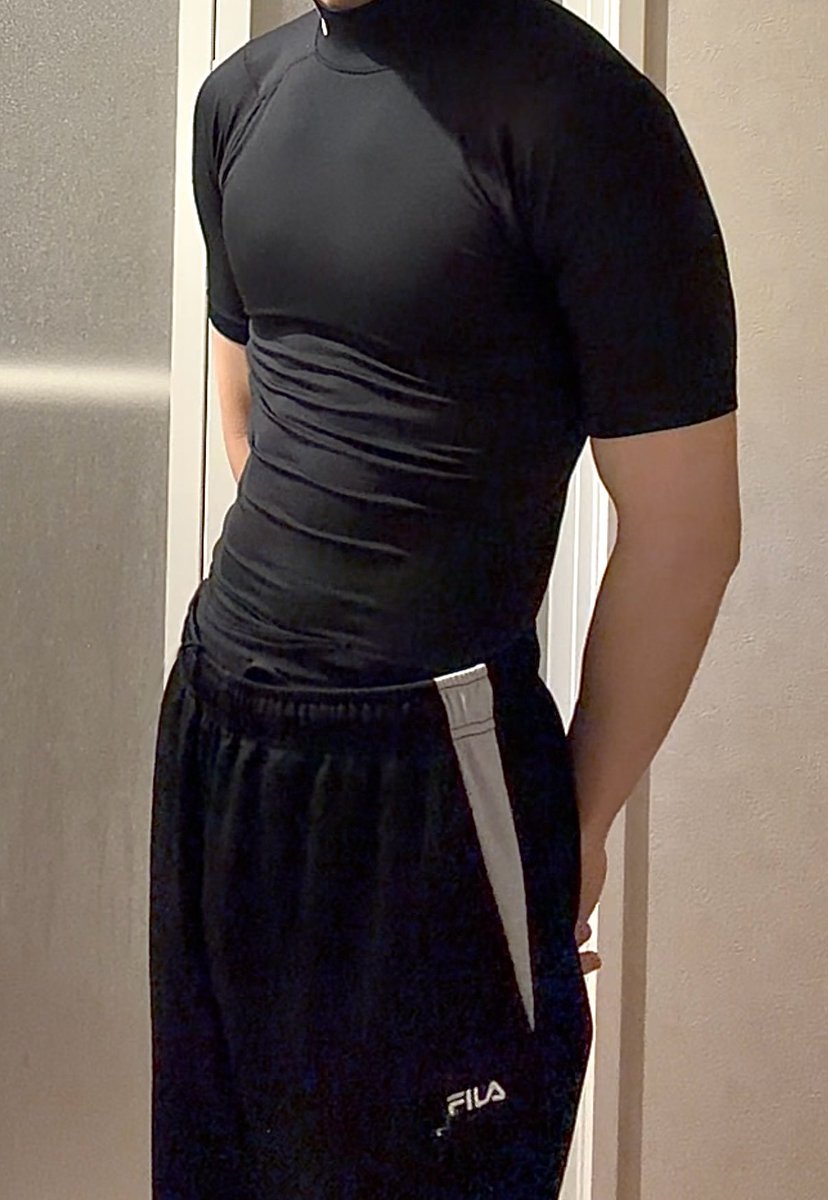 actors0328's tweet photo. 服を整理してたら1,2年前くらいに買ったコンプレッションウェアを発掘
これ着ると筋肉あるように見えるから凄い
※お腹には当然力を入れている https://t.co/Gaafr5IjHG