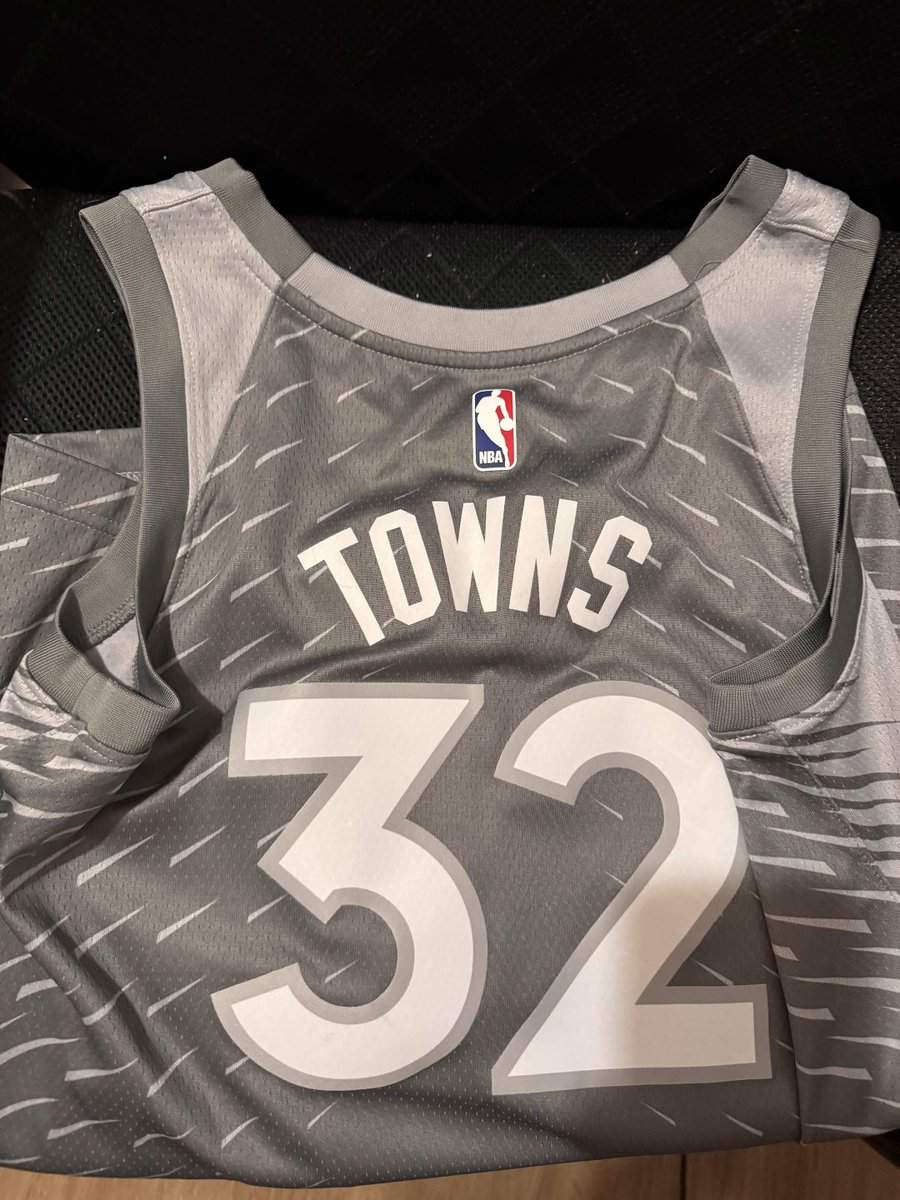 SakAoi_'s tweet photo. @TrashTalk_fr @UnibetFrance @TWolvesNationFR @TwolvesBelgium @TWolvesFr @TwolvesFRA Je vous en conjure j'ai tellement souffert toutes ces années
Un maillot de Gobert qui pourrait aller avec celui de Towns que j'ai déjà à la maison https://t.co/4mL5eP8r2v