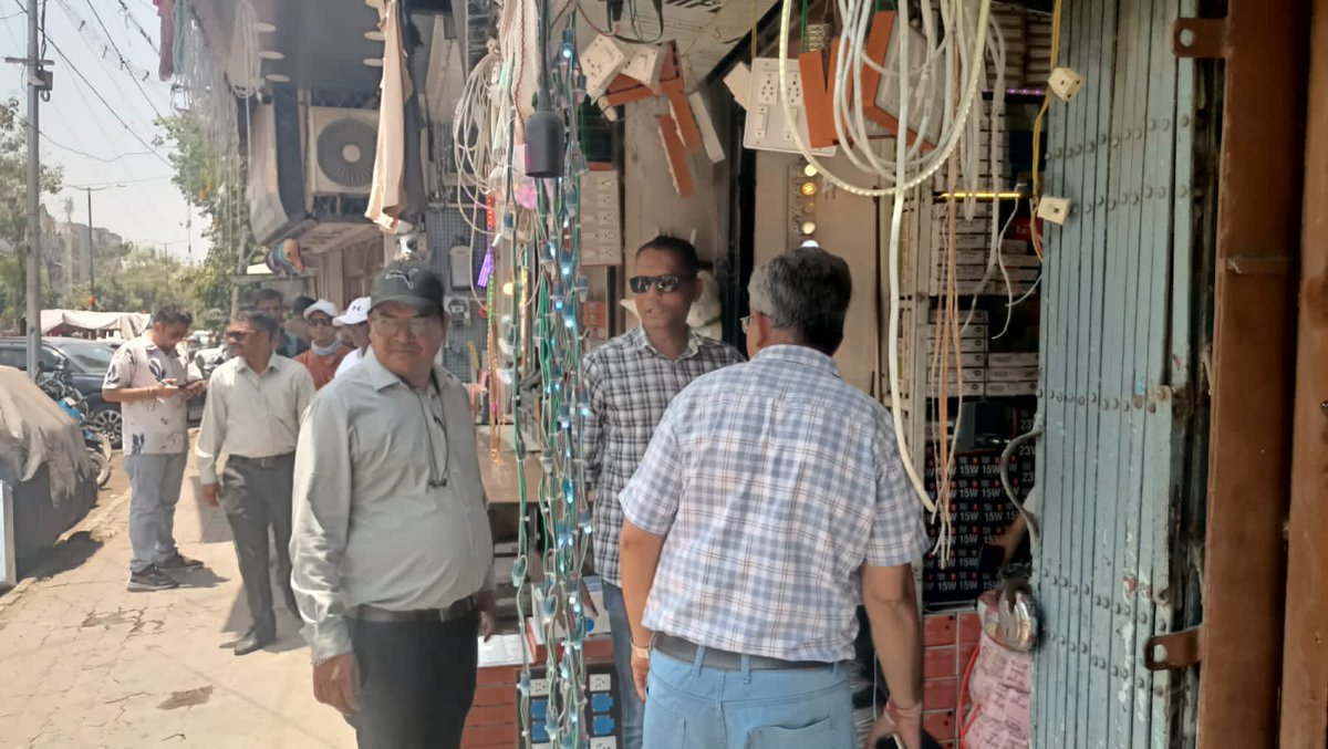vmc_ward13's tweet photo. *વહીવટી વોર્ડ 7 અને 13*ઉતર ઝોન*1-05-26 શુક્રવાર*માનનીય મ્યુનિસિપલ કમિશનર સાહેબ ની સૂચના અને માનનીય ડેપ્યુટી મ્યુનિસિપલ કમિશનર સાહેબ ના માર્ગદર્શન હેઠળ A.M.C ઉતર ઝોન અને વોર્ડ 13 અને 07ની ટીમ દ્વારા  IEC એક્ટિવિટી તેમજ દંડ ની કામગીરી કરવામાં આવેલ છે*વિસ્તાર*માર્કેટ ચાર રસ્તા https://t.co/6ZU05U8LKM