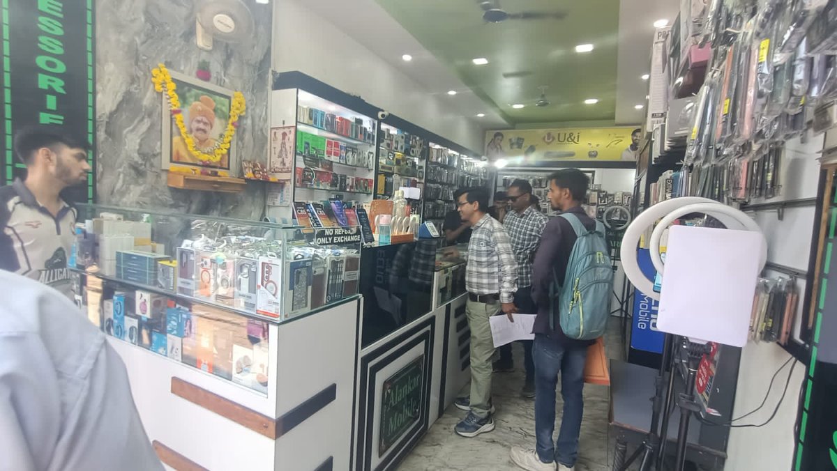vmc_ward13's tweet photo. *વહીવટી વોર્ડ 7 અને 13*ઉતર ઝોન*1-05-26 શુક્રવાર*માનનીય મ્યુનિસિપલ કમિશનર સાહેબ ની સૂચના અને માનનીય ડેપ્યુટી મ્યુનિસિપલ કમિશનર સાહેબ ના માર્ગદર્શન હેઠળ A.M.C ઉતર ઝોન અને વોર્ડ 13 અને 07ની ટીમ દ્વારા  IEC એક્ટિવિટી તેમજ દંડ ની કામગીરી કરવામાં આવેલ છે*વિસ્તાર*માર્કેટ ચાર રસ્તા https://t.co/6ZU05U8LKM
