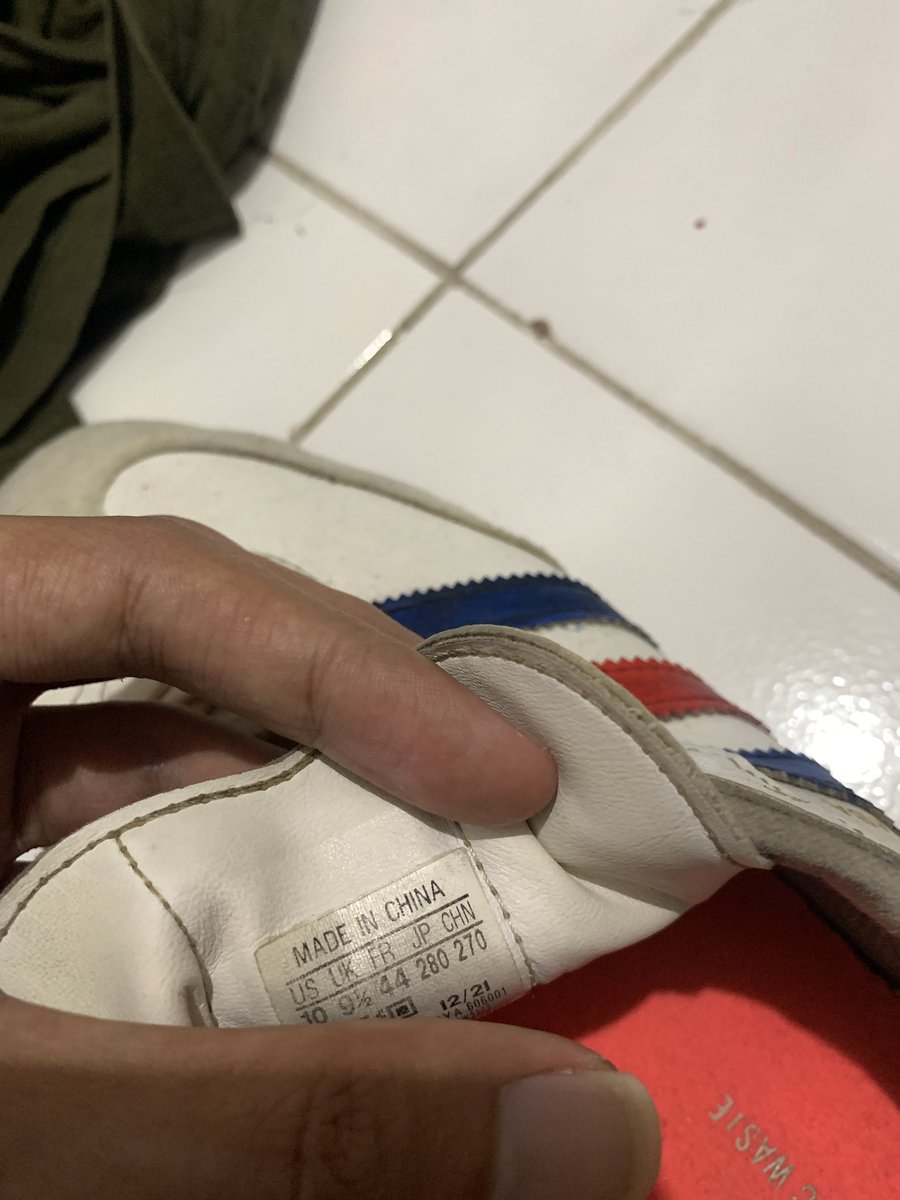 nnnaiss's tweet photo. Wts shoes only, velosamba, 28cm, repaint stripe, tali putih ori ada, kondisi normal, 1,5jt net kalo ada yg minat wa aja 087763372522 surabaya #fnfjb https://t.co/NPPW5OEtKF