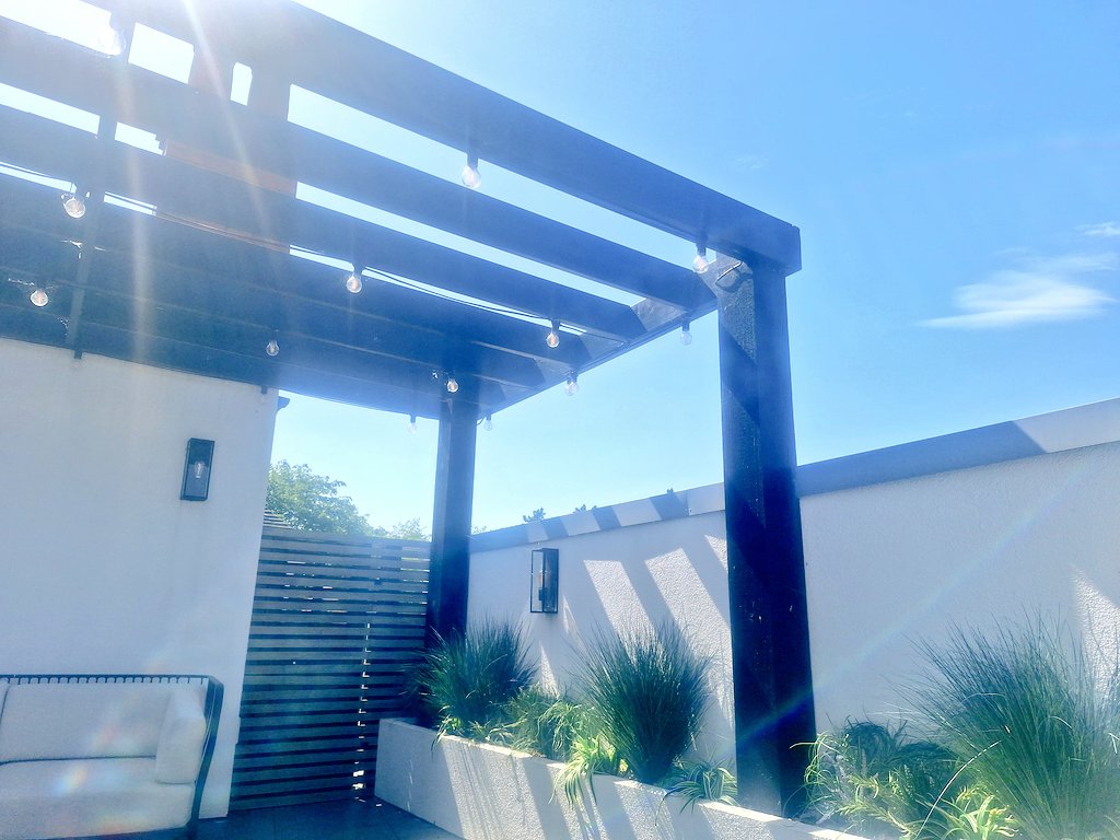 MissHotPot's tweet image. Another peaceful lunch at work. Bliss #lunchlegs #sunshine