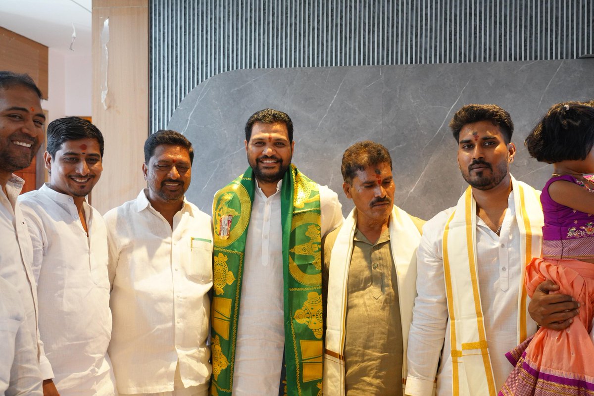NuthiSrikanth's tweet image. ప్రియమిత్రుడు జిల్లా కాంగ్రెస్ అధికార ప్రతినిధి సీనియర్ కాంగ్రెస్ పార్టీ నాయకుడు శ్రీ దూడల రవి కుమార్ గారి నూతన గృహ ప్రవేశ కార్యక్రమానికి హాజరైన సందర్భంగా...
.
.
.
.
.
#NSG #nuthisrikanthgoud #peoplesleader #tpcc #congressparty
#trending
