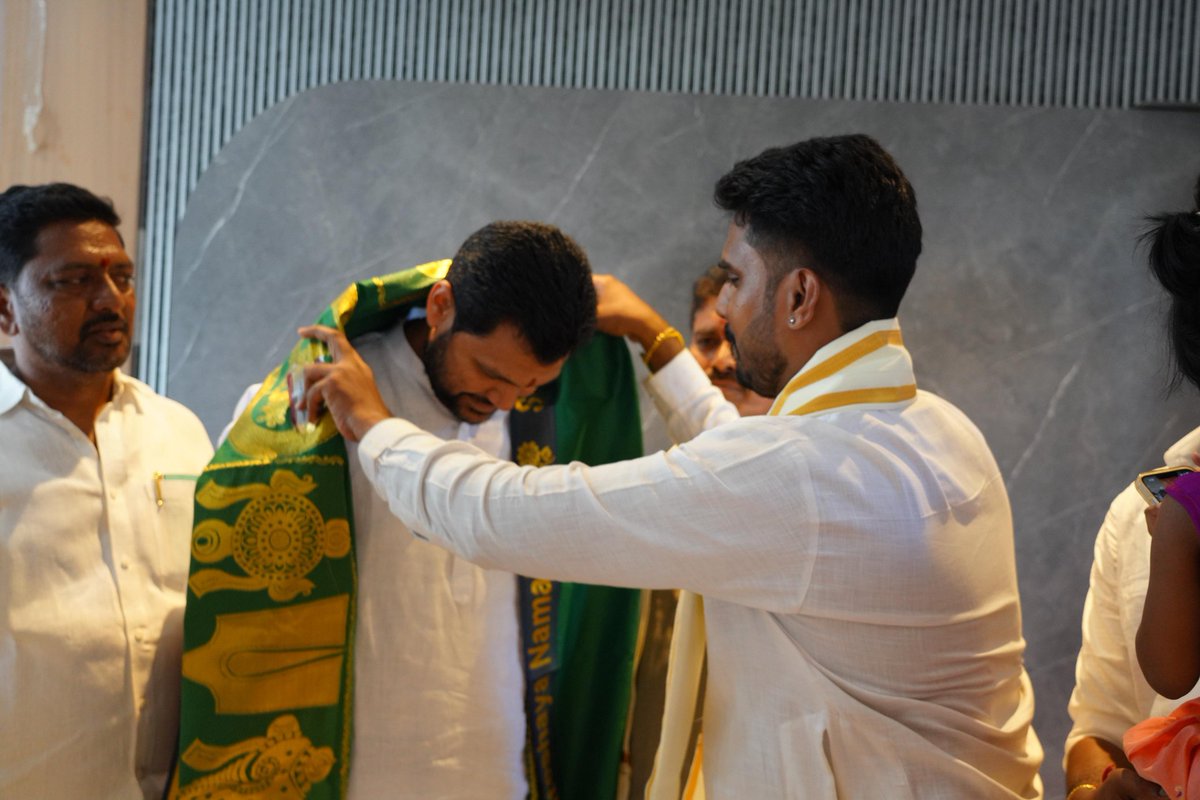 NuthiSrikanth's tweet image. ప్రియమిత్రుడు జిల్లా కాంగ్రెస్ అధికార ప్రతినిధి సీనియర్ కాంగ్రెస్ పార్టీ నాయకుడు శ్రీ దూడల రవి కుమార్ గారి నూతన గృహ ప్రవేశ కార్యక్రమానికి హాజరైన సందర్భంగా...
.
.
.
.
.
#NSG #nuthisrikanthgoud #peoplesleader #tpcc #congressparty
#trending