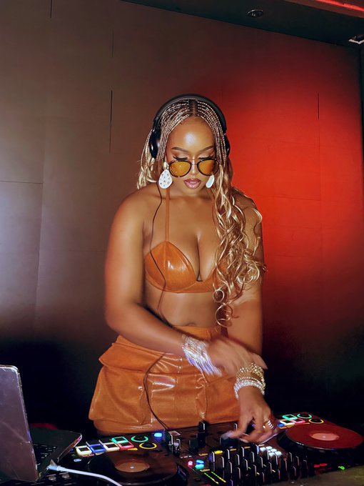 rhimespromotion's tweet photo. Queen of Vibes is coming to Mbarara on the 10th Of May
At @ShootersBar_Mbr
Better get your dancing Shoes ready ๐๐บ๐๐บ
#SundayFundy
#SipnSin ๐ฅ https://t.co/FV7A6yKY2Q